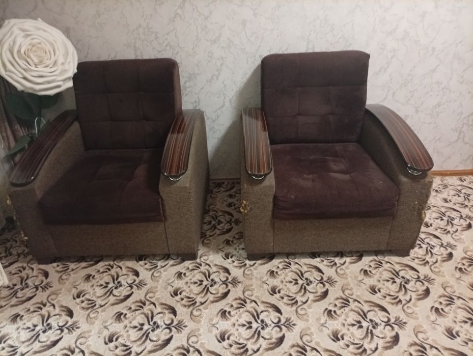 Sifatli divan. Mushuk tirnabtashlagan. Materiali alishsa yangidek