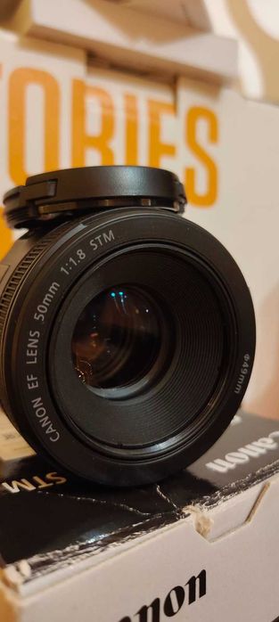 Фотоапарат Canon EOS 2000D + обектив Canon EF-S 18-55mm f/3.5-5.6 IS