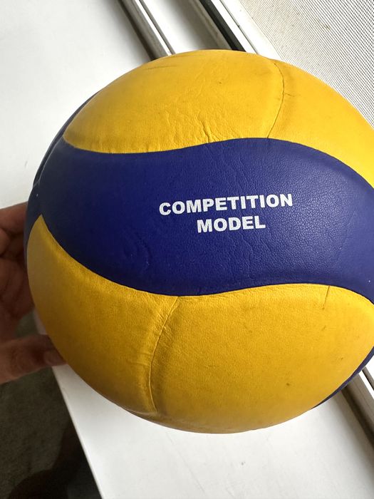 Minge volei Mikasa V330W – omologată FIVB – competiții – 250 lei