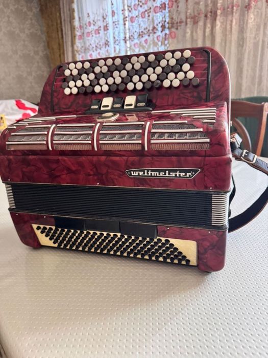 Баян аккардеон музыкальный инструмент