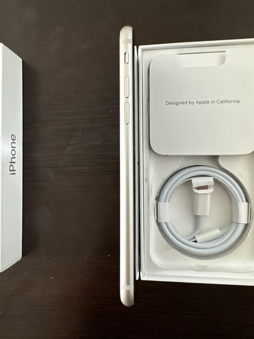 iPhone SE 3 2022 64GB Starlight пълен комплект