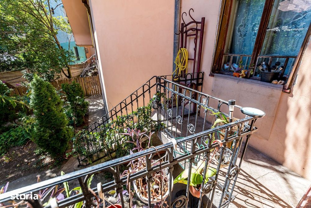 Apartament cu 4 camere si terasa si curte proprie, langa primarie