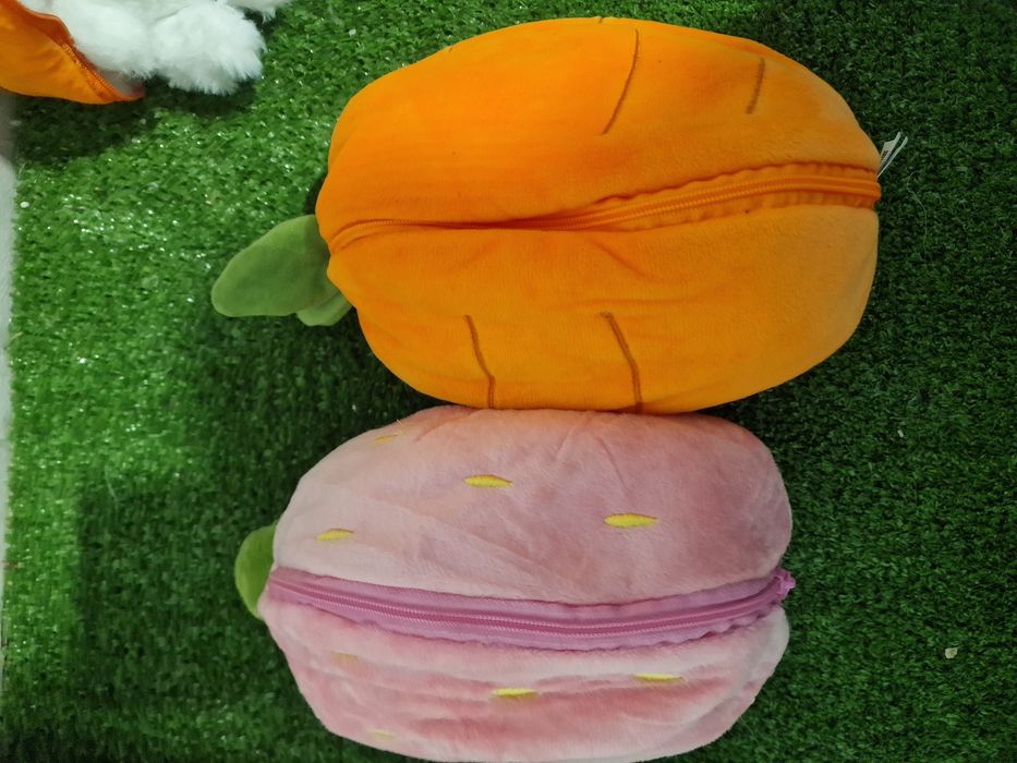 Плюшена играчка зайче морков ягода