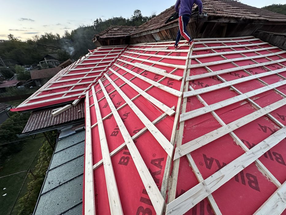 Reparatii acoperisuri montaj tigla metalica dulgherie hidroizolatii