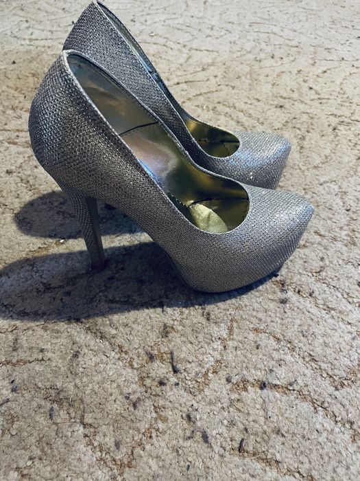 Златисти обувки и чантички