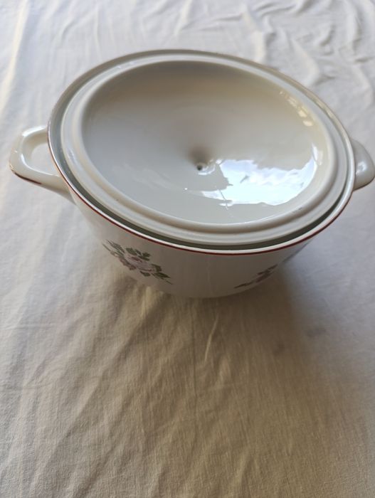 Супник неизползван.Български порцелан