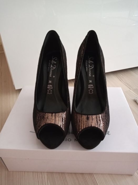 Vând pantofi eleganți, de ocazii.