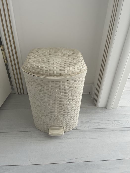 Продам белый мусорный бак