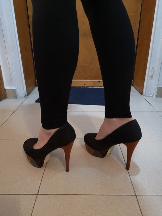 Велурени обувки.