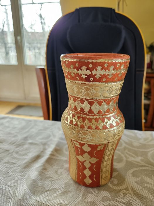 Уникална ваза облечена в кожа