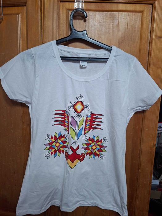 Блуза с къс ръкав с шевица