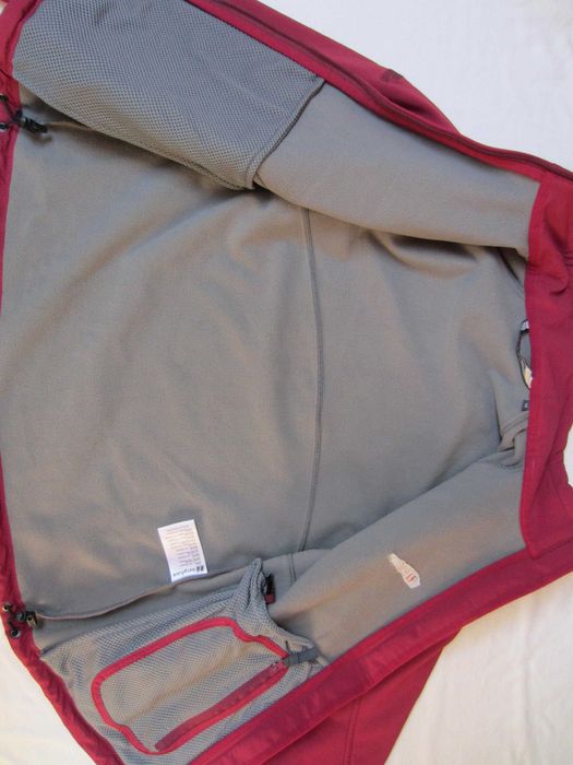 Geaca termica dama Berghaus, masura 12, 84%Poliester+16%Elasthan, culoare rosu-cyclame,  stare f.buna-ca noua, Indonezia