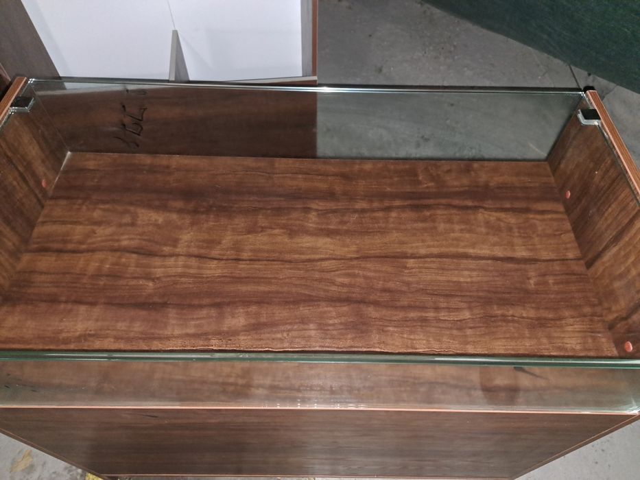 Продаётся стол витрина