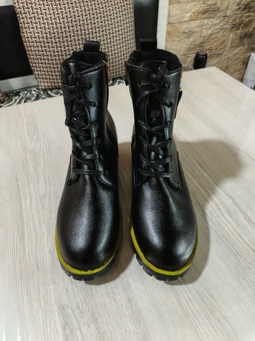 Продаю ботинки женские