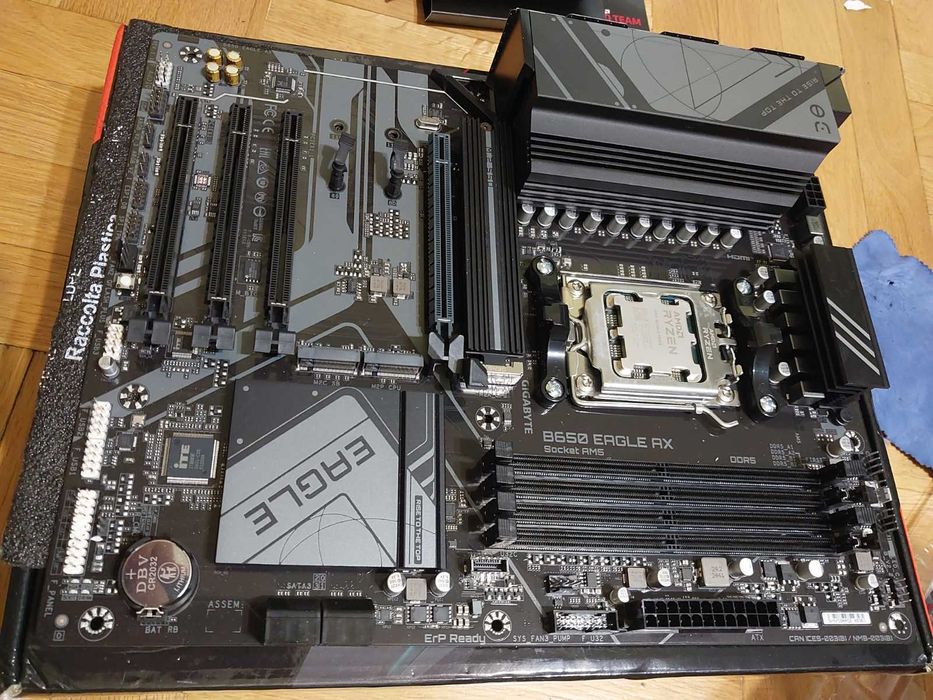 AMD Ryzen 5 7600X + Gigabyte B650 Eagle AX Wi-Fi