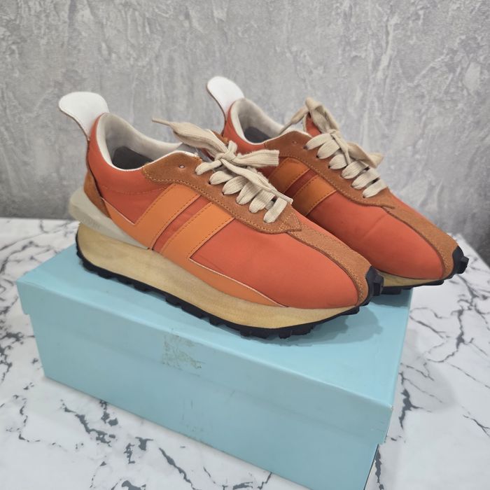 Одежда и обувь на все времена года .