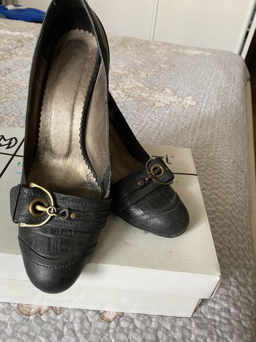 Продаю  три пары  чёрных туфлей