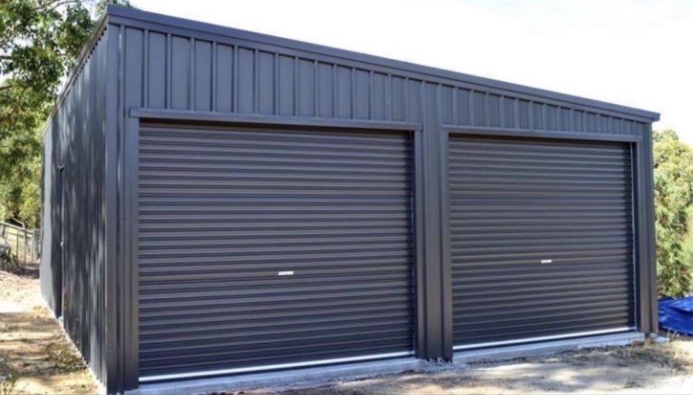 Vand garaj auto pe structura metalica ânvelit cu panouri sendviș