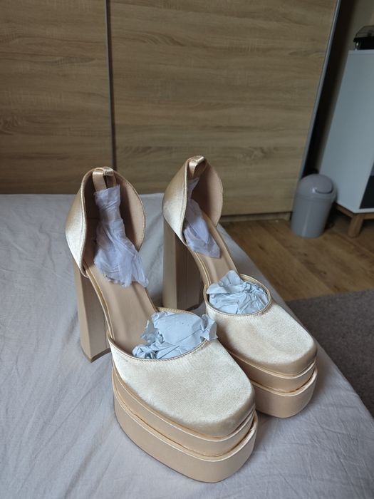 НОВИ обувки на висок ток