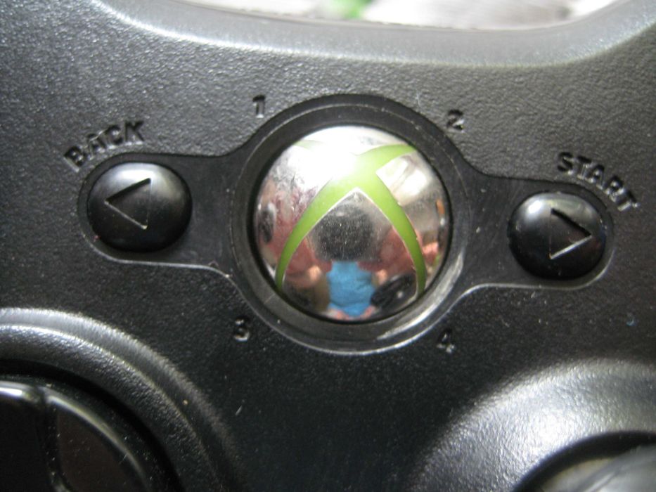 Продавам оригинален контролер за XBOX 360