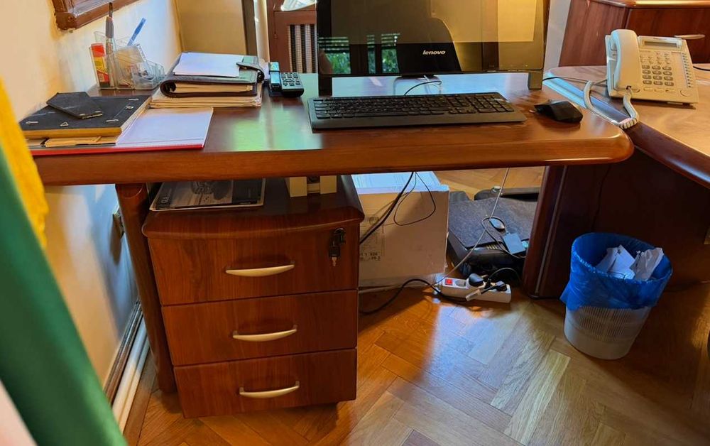 Set premium birou directorial complet din lemn, maro lucios, cu extensie, vitrină și 5 scaune – 11 piese, demontat