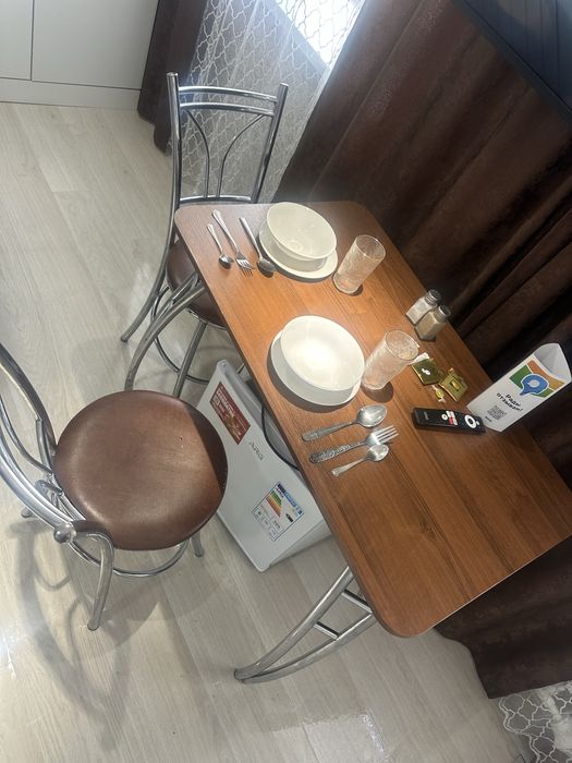 Стол и два стула