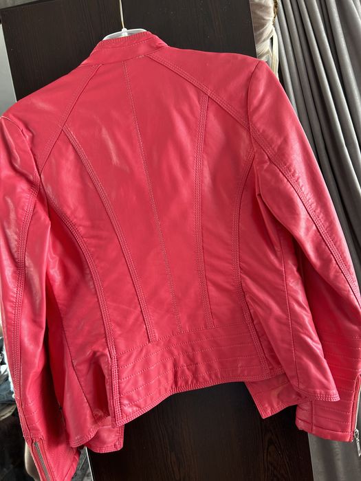 Продавам ново кожено розово яке