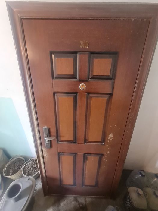 Продаётся дверь металическая