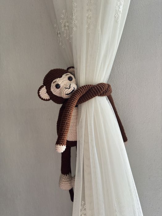 Ръчно изплетен държач за завеси във формата на маймунка