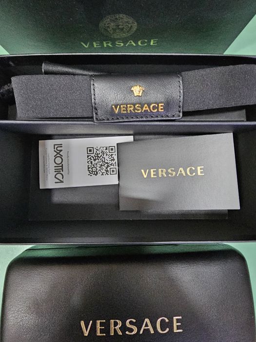Versace продава очила