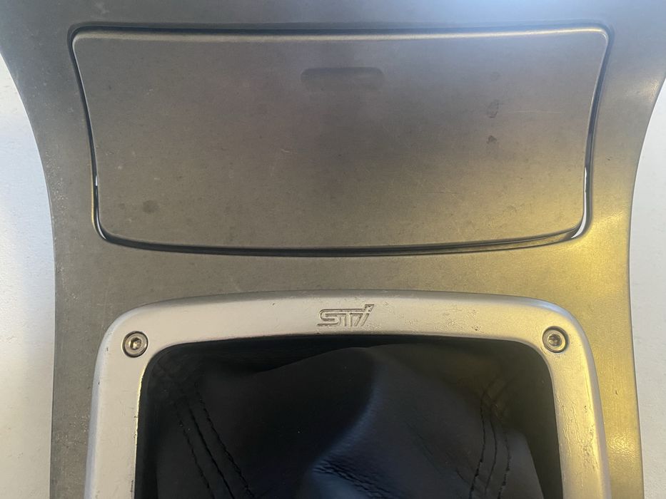 Subaru STi рамка за скоростен лост (оригинал)