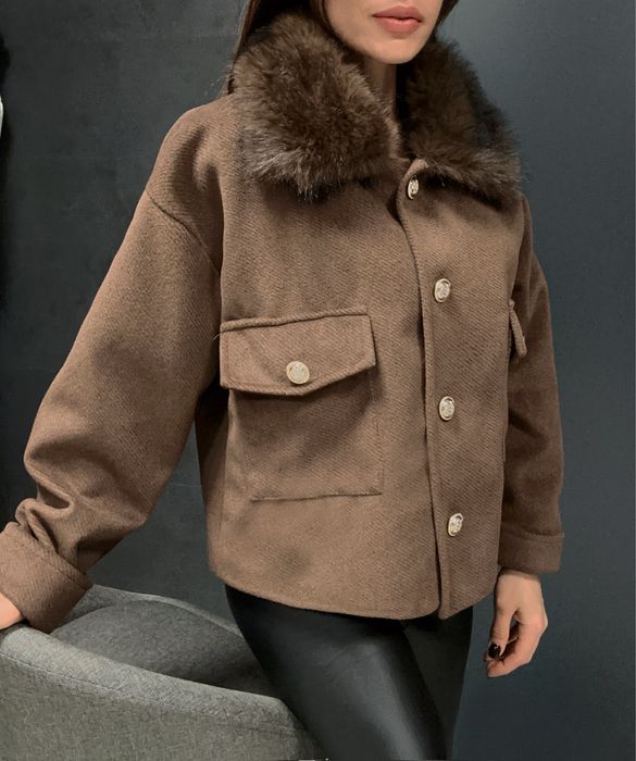 Късо палто с пухена яка два цвята