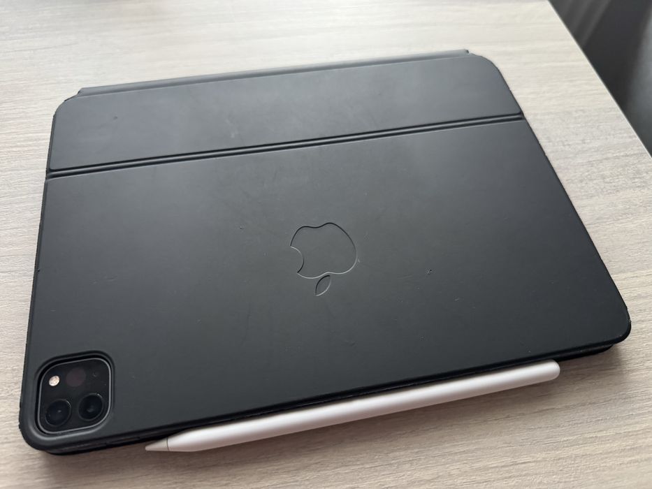 iPad Pro 11" Gen 3, 128 GB + husa cu tastura + pen
