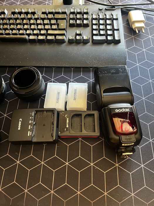 Pachet Fotografie Canon EOS 80d + obiective + flash + card + baterii