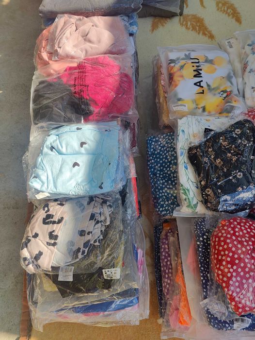 Vand marfă pentru targ, rochii , bluze si costume de baie !!!
