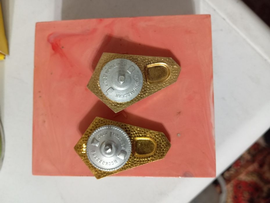 Продам Два значка