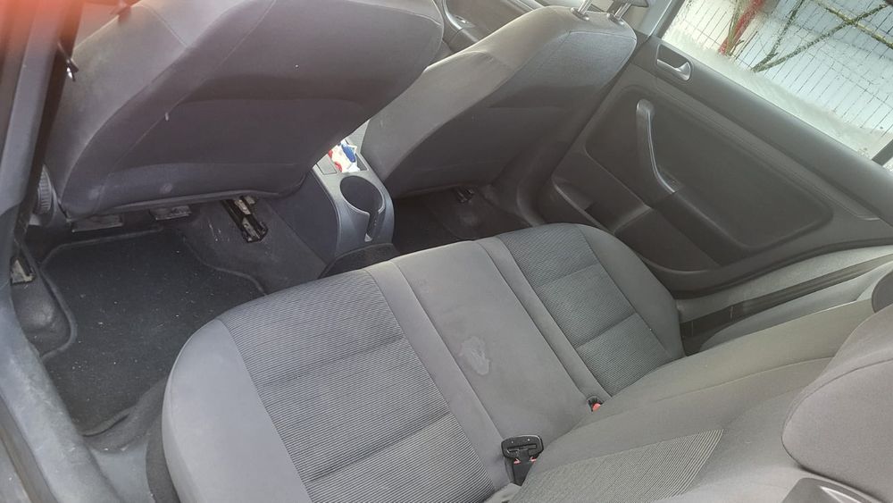 Vand Golf 5 motor 1.9 dizel preț 2.000€ negociabil