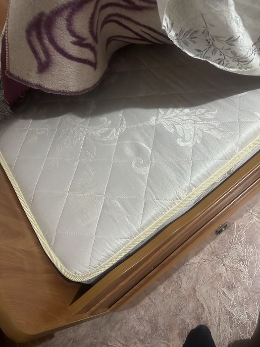 Кровать односпальная с матрасом