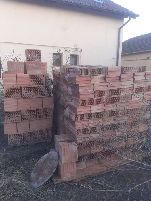 Vând caramida la jumătate de preț