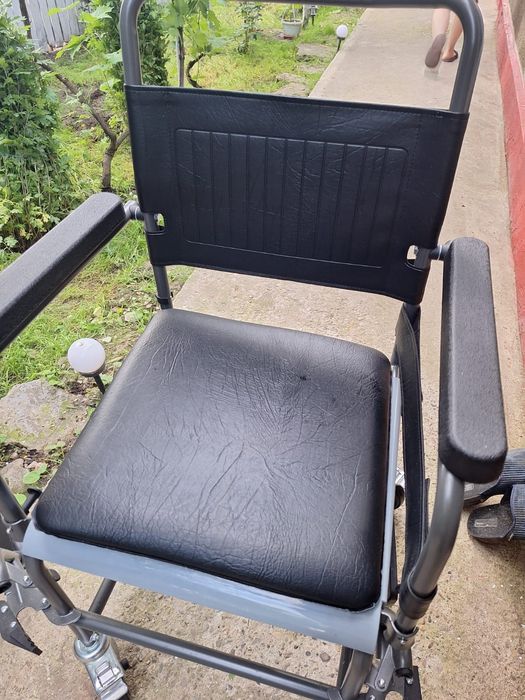 Scaun cu rotile cu vas toaleta si sezut detasabil