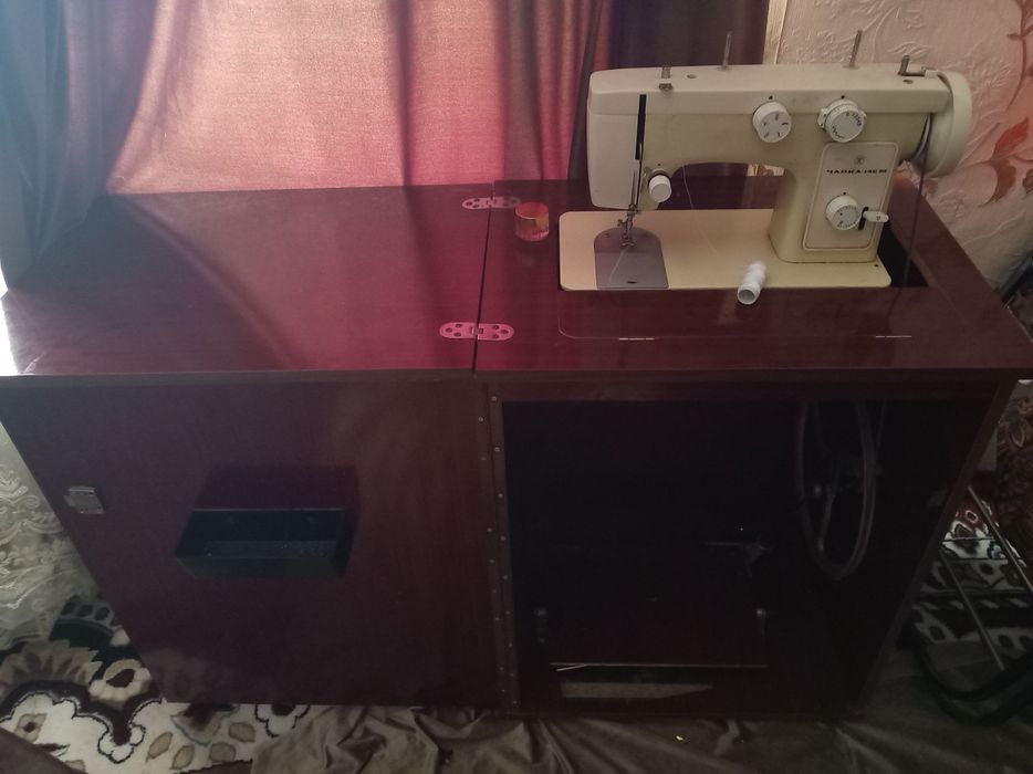 Tikuv mashinasi va averlog