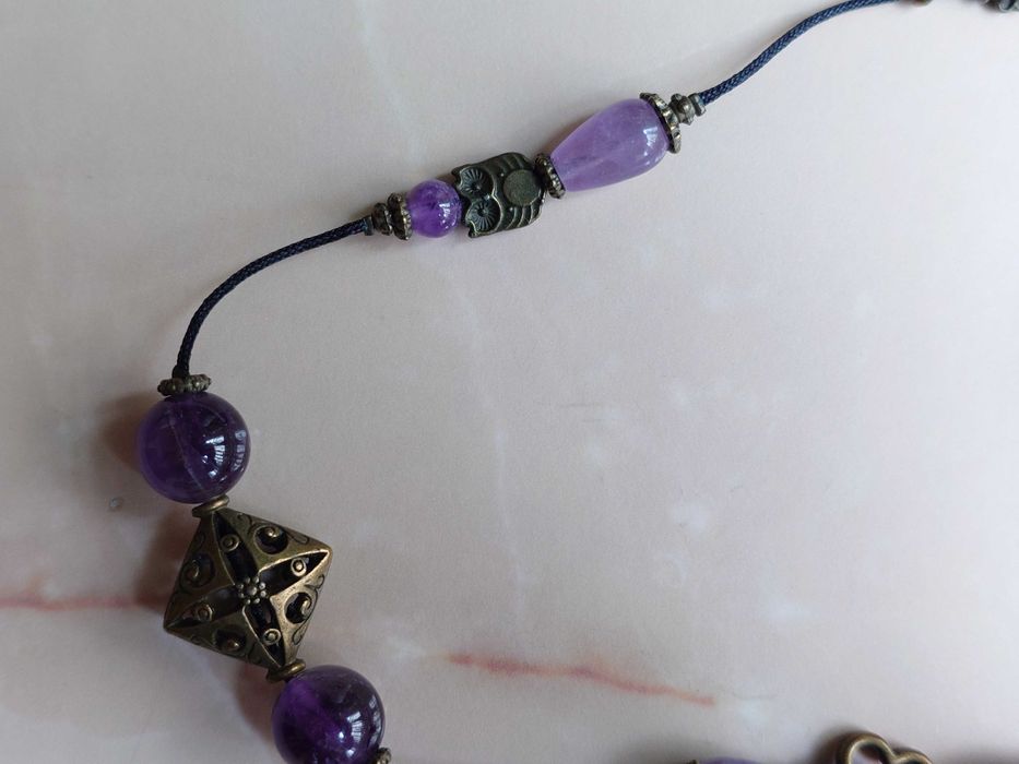 Colier deosebit cu elemente din ametist natural si elemente metalice..