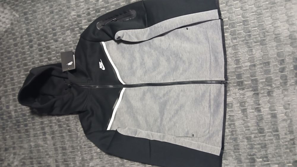 Vând nike tech nou mărimea M!!!