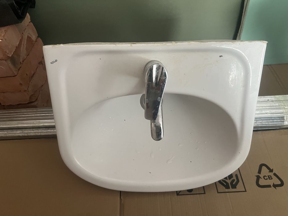 Раковина с тумбочкой