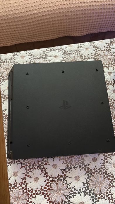 Продавам Play Station 4 pro 1TB