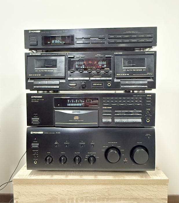Ретро аудио система PIONEER - усилвател, CD, двукасетъчен дек и тунер