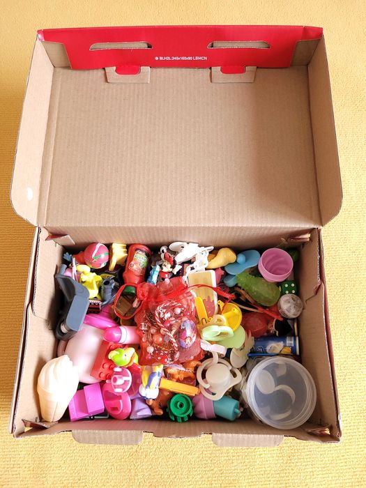 Set / cutie cu jucarii marunte