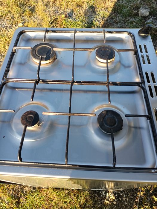 Vând aragaz cu aprindere electrica 60cm/60cm