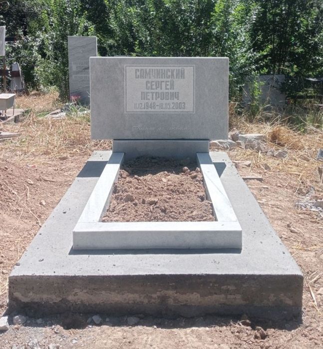 Памятник из светлого мрамора