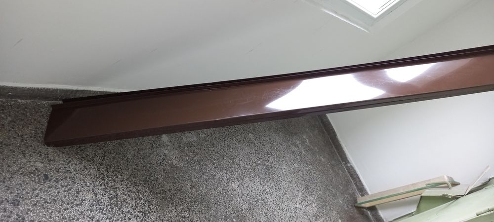 Подпрозоръчен перваз кафяв